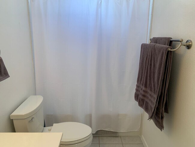 Building Photo - Lovely furnished Green Valley condo in Res...