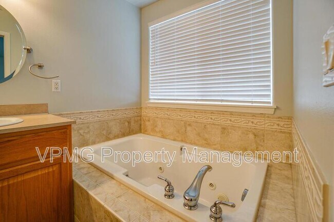 Building Photo - 9819 NE 86th St