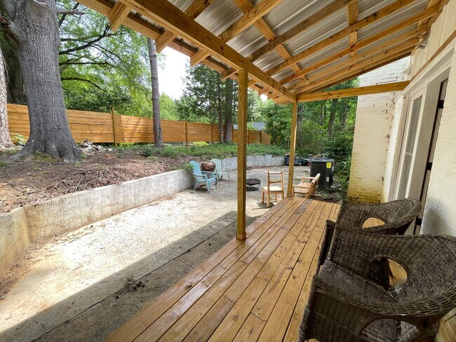 Building Photo - Big and Beautiful House with attached 1br ...