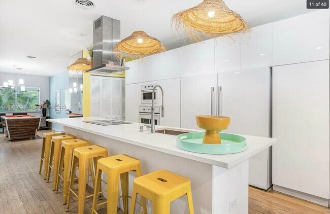 Fully-equipped kitchen - 7960 Hawthorne Ave