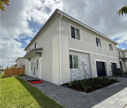 Building Photo - 620 SE 13th Ct