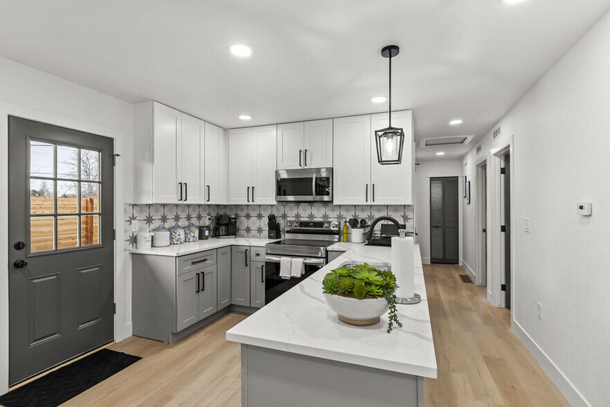 Building Photo - 9211 Highland Pl