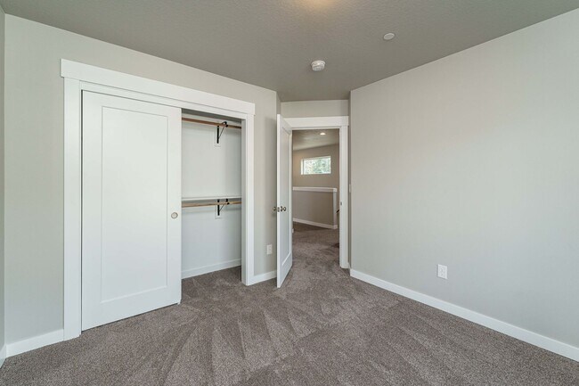 Building Photo - Move In Ready 3 Bedroom 2.5 Bathroom - Convenient Camas Location