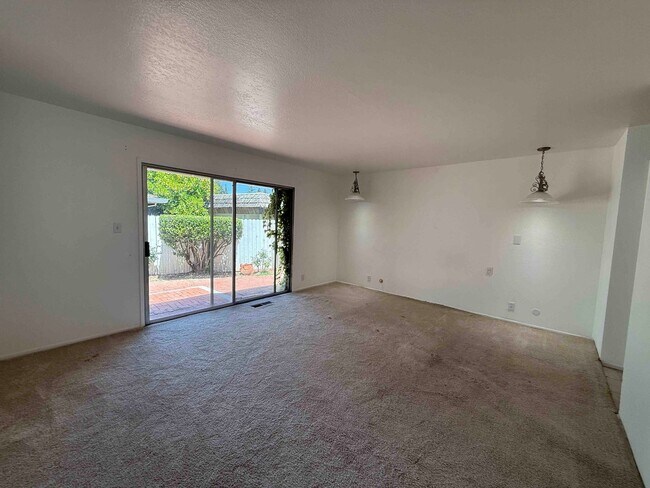 Building Photo - University Ave 3 Bedroom