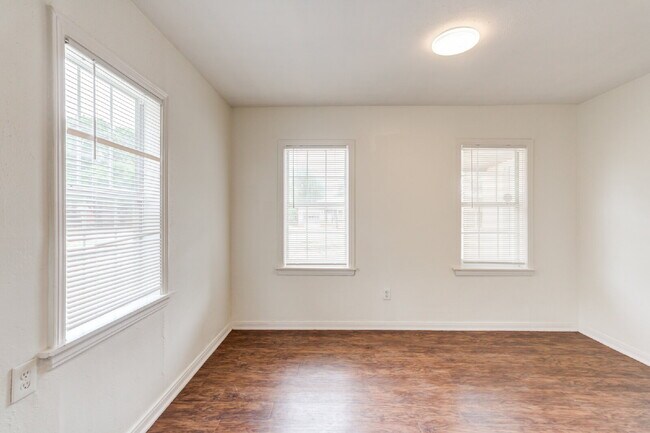 Building Photo - Wonderful updated home! 3/1!