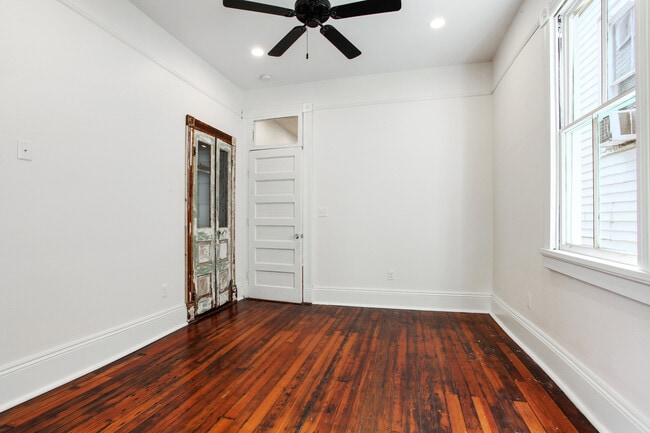 Building Photo - 3025 Banks- left