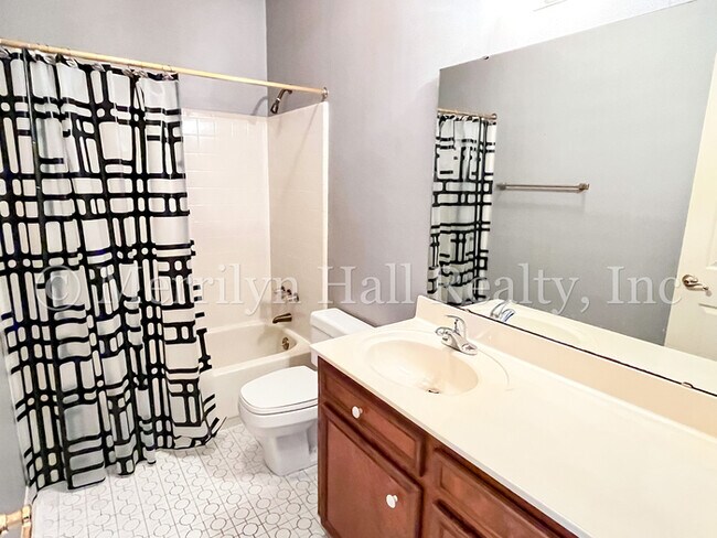 Building Photo - Charming Townhome with Garage! Close to the interstate and shopping!