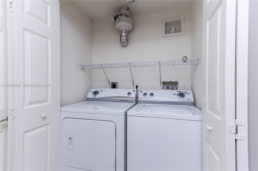 Building Photo - 623 NE 8th Ave