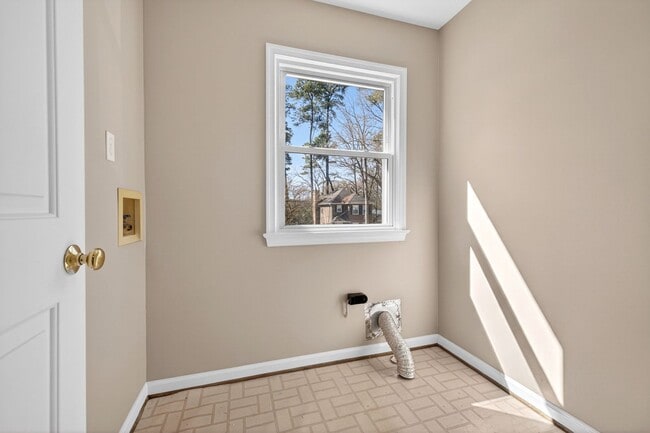 Building Photo - Beautiful Home located near CNU!