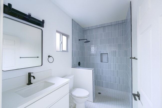 Building Photo - 2860 Webster Ave