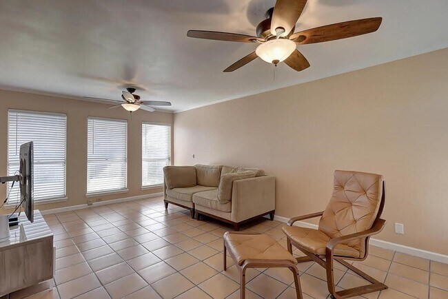Building Photo - 13809 Suntan Ave