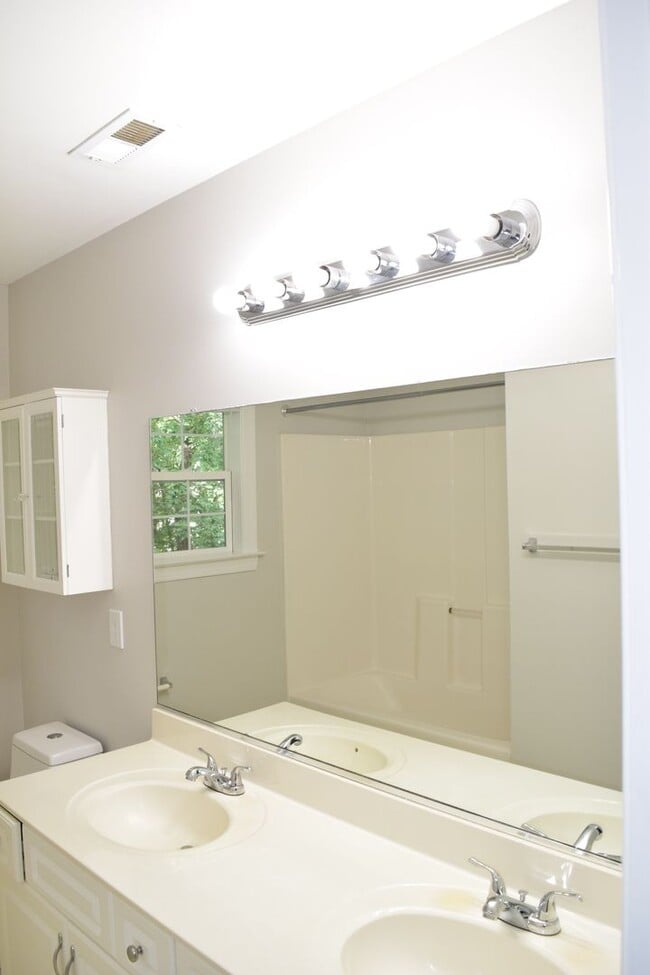 Building Photo - Great house in Top school district Innsbro...