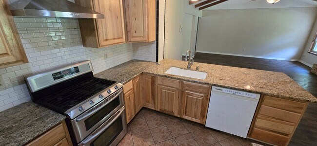 Building Photo - 1109 Shine Ln