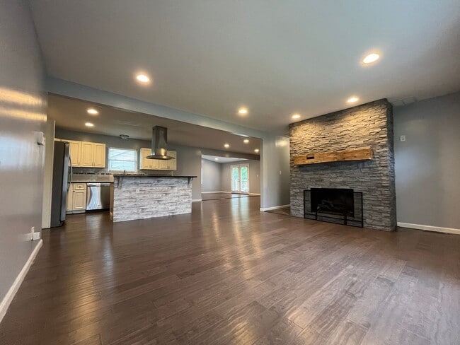 Building Photo - Beautiful home, rural setting but close to...