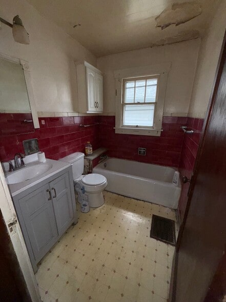 Building Photo - 1245 Sedgwick St