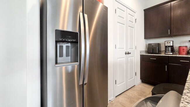 Building Photo - Like new home! Pristine condition!