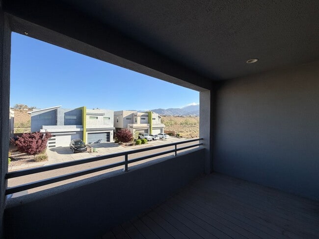 Building Photo - 3 Bedroom Townhome Near Juan Tabo Blvd SE & Four Hills!