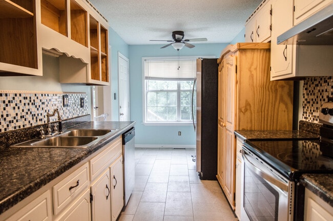 Building Photo - Pet Friendly Three Bedroom!