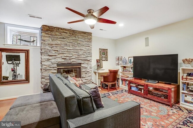 Building Photo - 1505 N Colonial Terrace