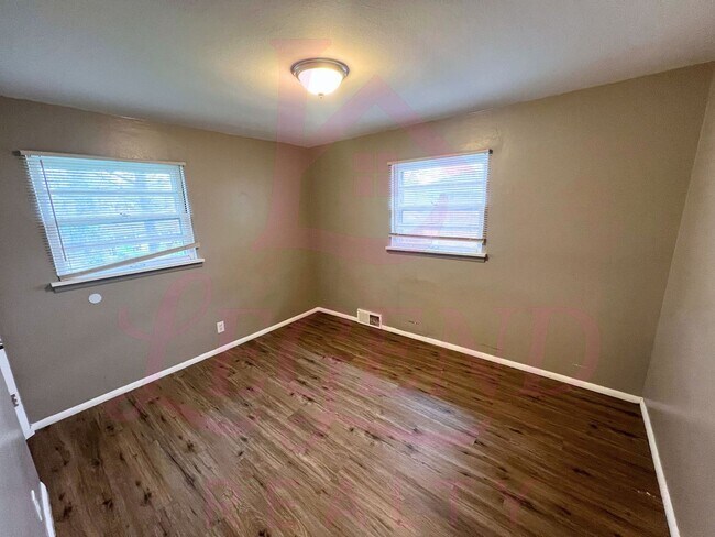 Building Photo - Charming 3-Bedroom 1 Bathroom Home!