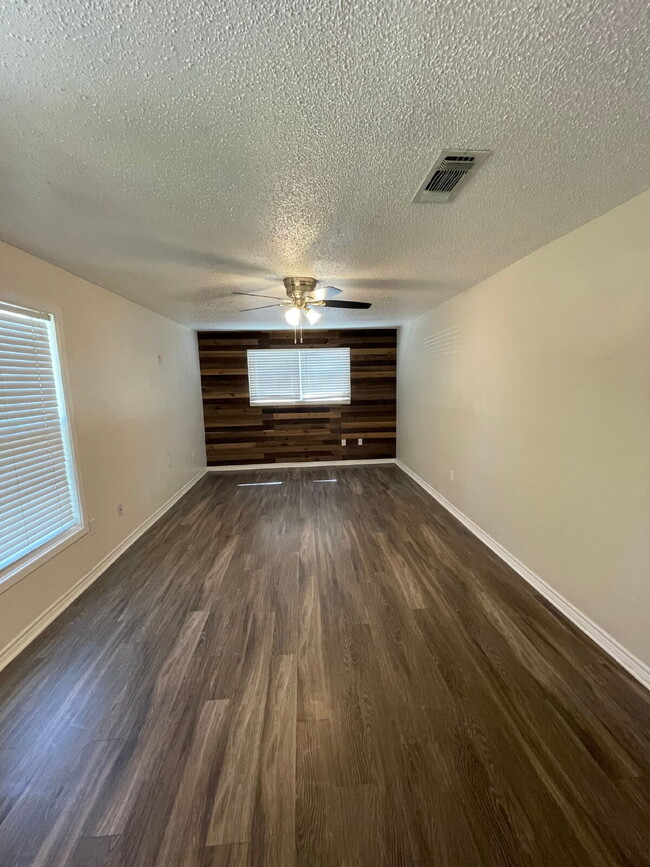 Building Photo - Stunning 3-Bed, 2-Bath Retreat in Lubbock ...