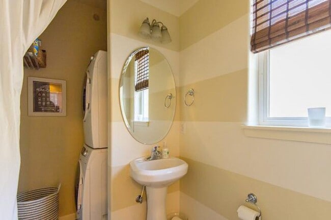 Building Photo - Great four bedroom home in Beaverton!