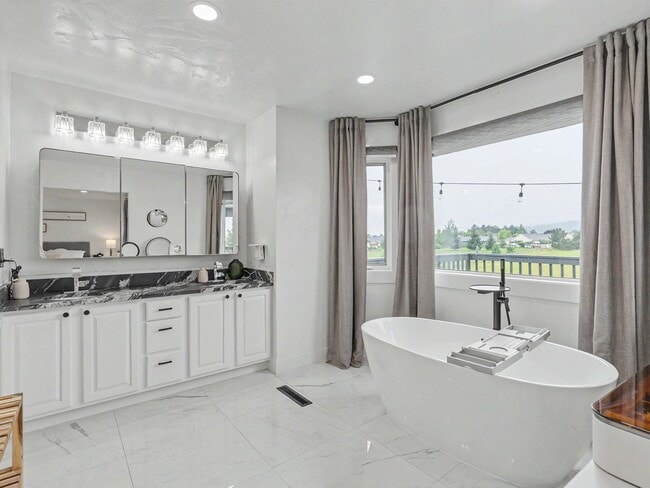 Building Photo - Spacious Furnished Home with Mountain Views and Room to Enjoy