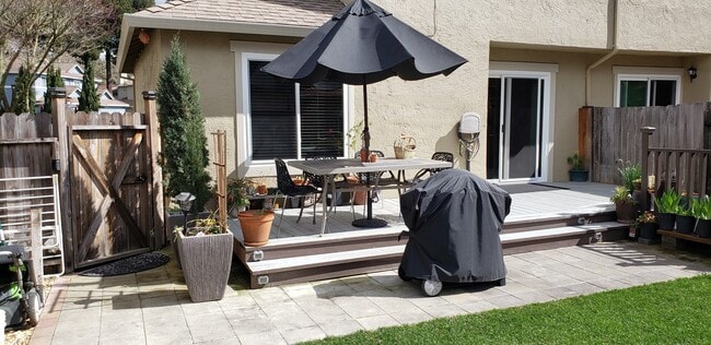 Building Photo - Excellent 3 Bed/2.5 Bath Mountain Shadows Town-home / Water Included, Co-Signor OK, Pets Considered