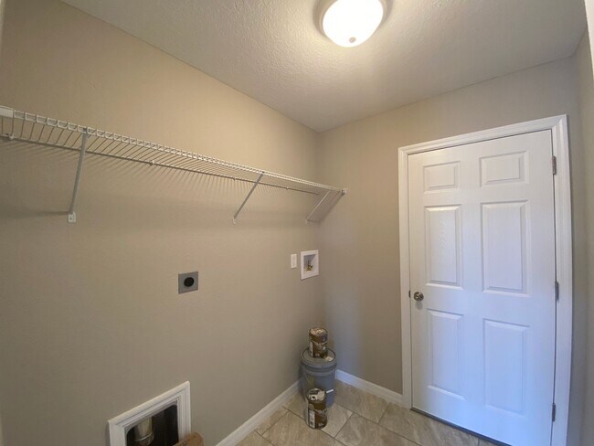 Building Photo - Desirable SE Ocala Neighborhood 3/2/2 *WON...