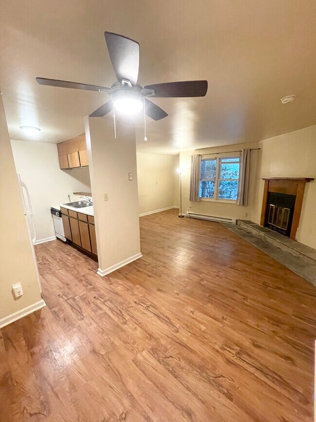 Living room/Kitchen/dining nook - 200 Pilgrims Way
