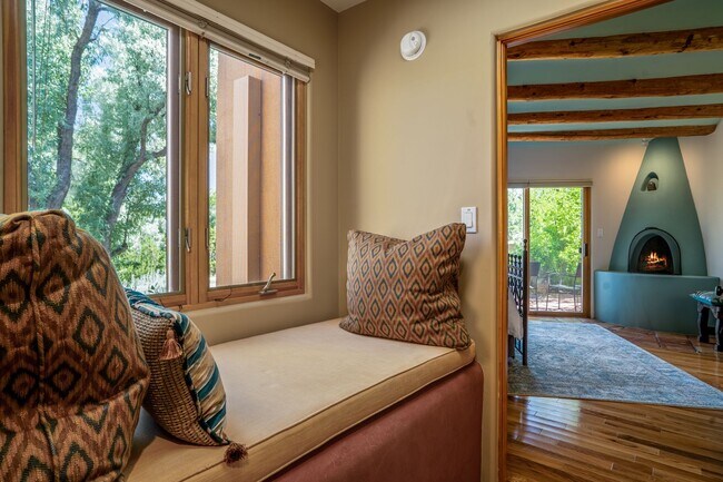 Building Photo - Northside Santa Fe Home