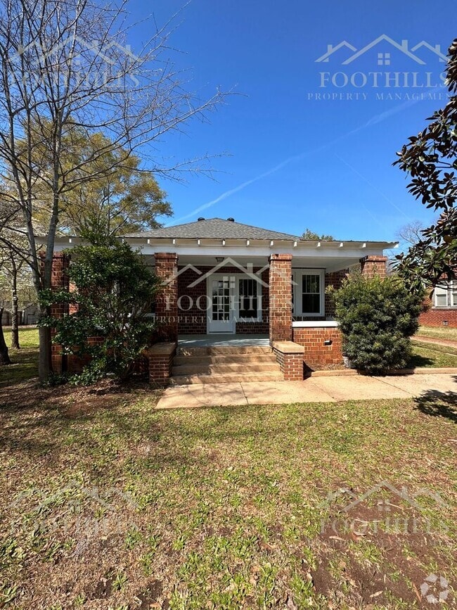Building Photo - Newly Renovated 3-Bedroom Home Near Downto...