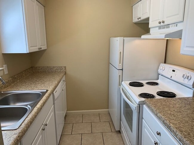 Building Photo - First Floor 2BD/2BA Condo on Memphis/Germantown Line!