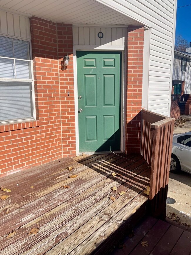 Building Photo - 3 Bedroom Townhouse with New Flooring!