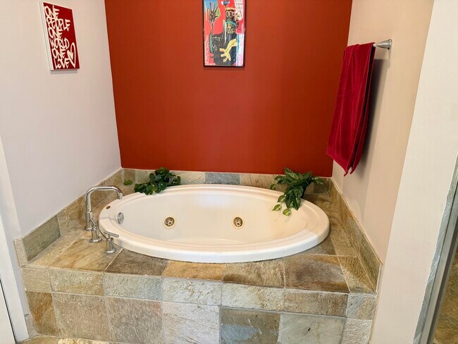 Building Photo - 2609 NE 14th Ave