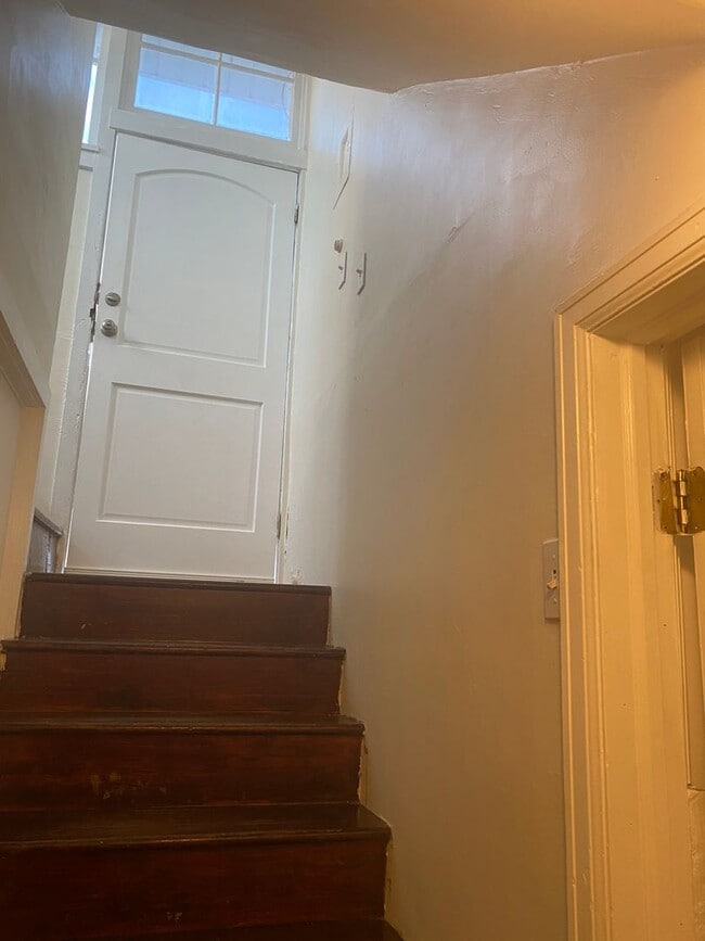 Building Photo - 2 Bed / 1 Bath Garden-Level Apartment – Available Early April!