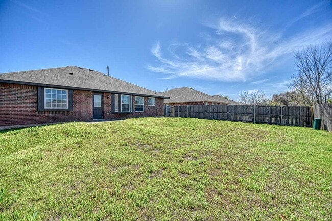 Building Photo - Beautiful Three Bedroom in South Norman!