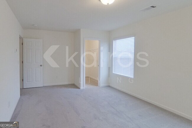 Building Photo - 214 Long Is Dr