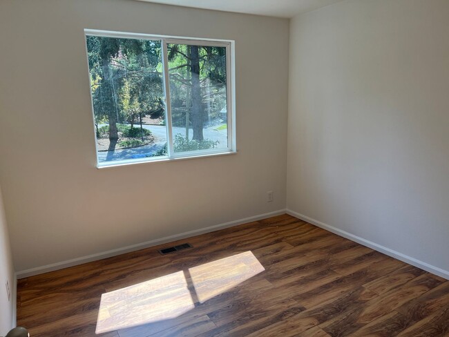Building Photo - 4bd/2.75ba Bellevue Home