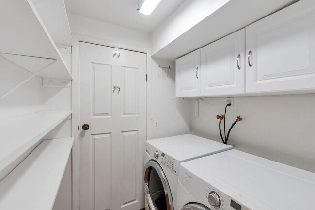 Building Photo - Sugarhouse -  2 Bed 1 Bath 1 Covered Parking