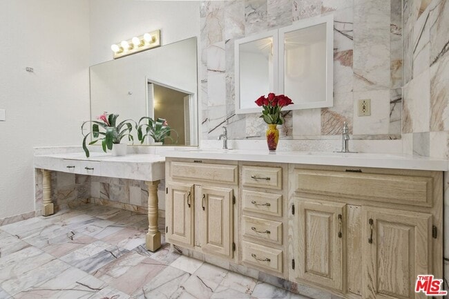 Building Photo - 5667 Heatherdale Dr