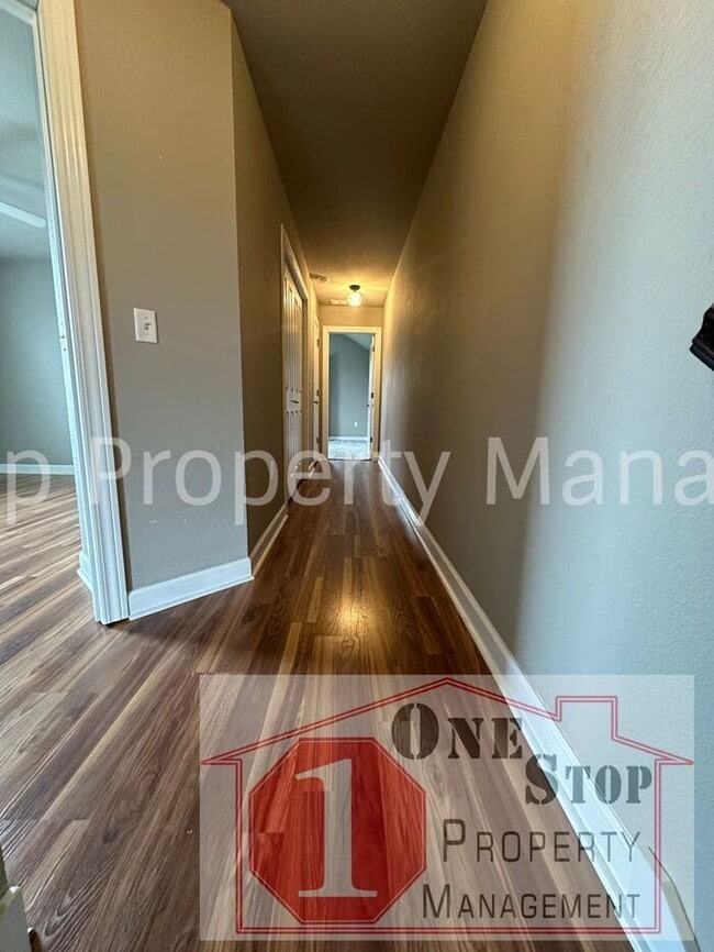 Building Photo - Gorgeous 3-Bed, 2.5-Bath Townhome in Raymore!