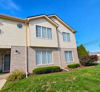 Building Photo - 1st Floor Condo w/ Large Living Room "New Carpet" "Freshly Painted" w/ Eat In Kitchen and All App...