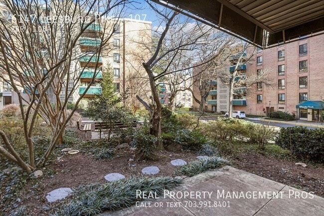 Building Photo - 6147 Leesburg Pike