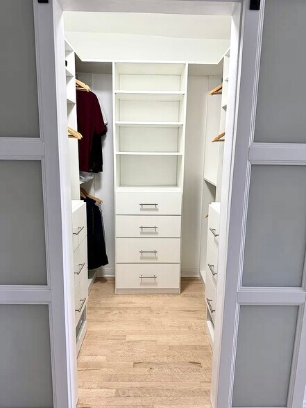 Walk-in Closet - 1649 Appian Way
