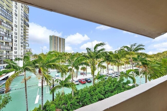 Building Photo - 2201 Brickell Ave