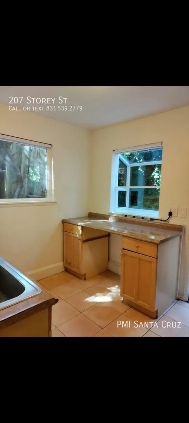 Building Photo - Charming Studio Apartment - West Side