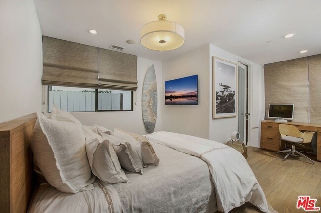 Building Photo - 2105 E Balboa Blvd