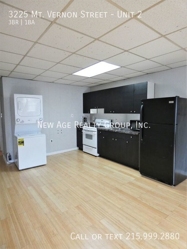 Building Photo - Spacious bi-level apartment available!