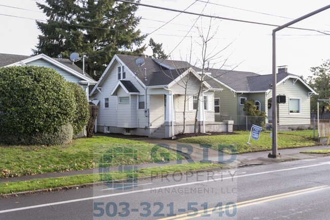 Building Photo - Two Bedroom Craftsman Available in Woodstock!